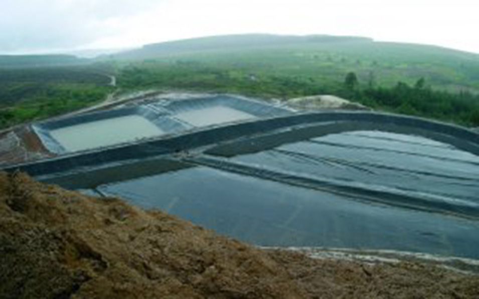 Heap leach pad preventing leadage and corrosion