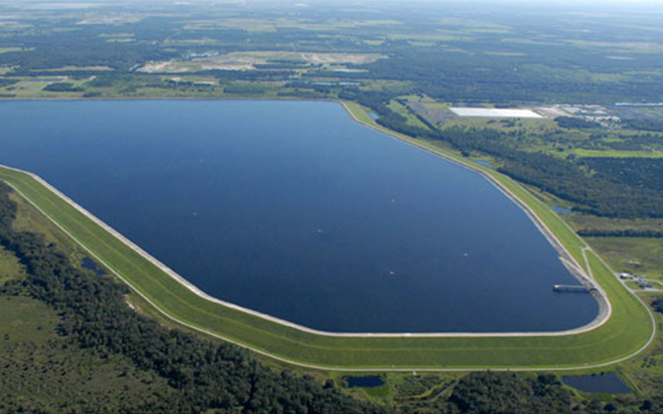Reservoir liner contains water and controls seepage